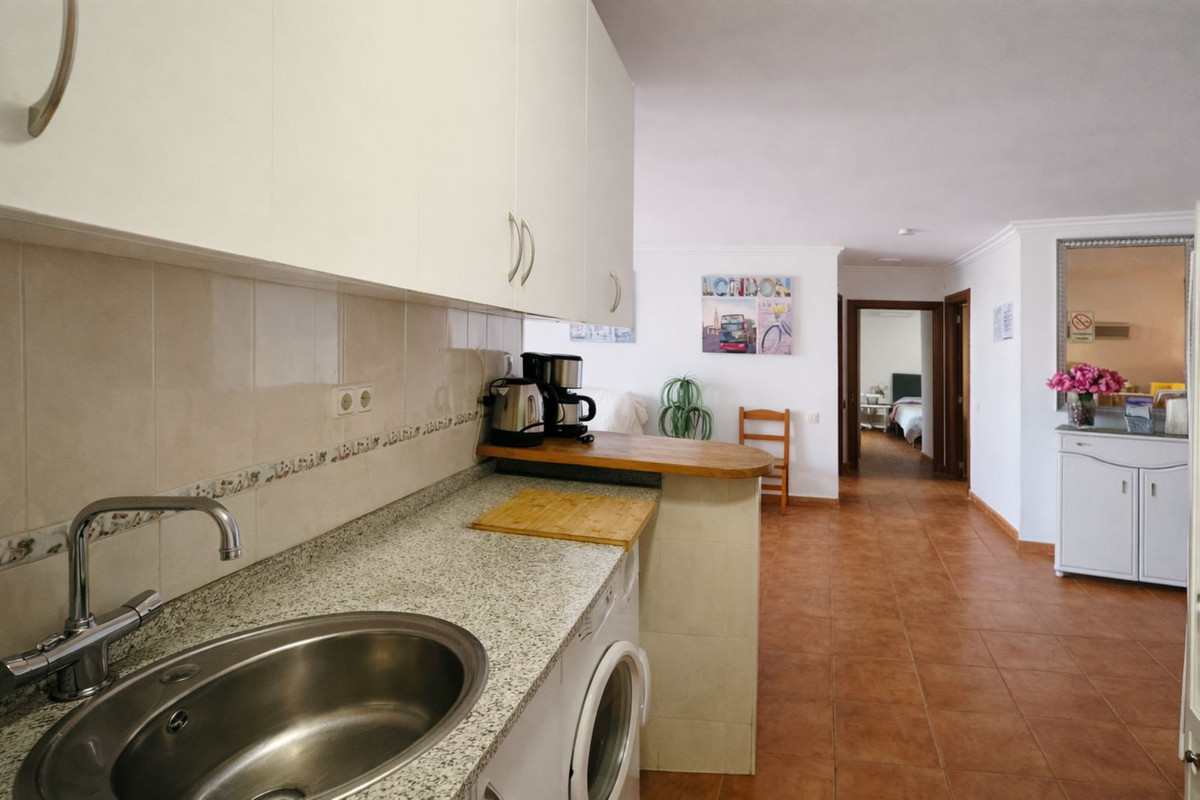 2 Bedroom Apartment in Benalmádena - Photo 14