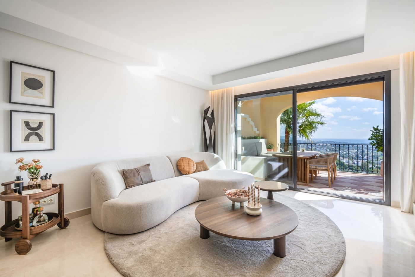 3 Bedroom Penthouse in Benahavís - Photo 2