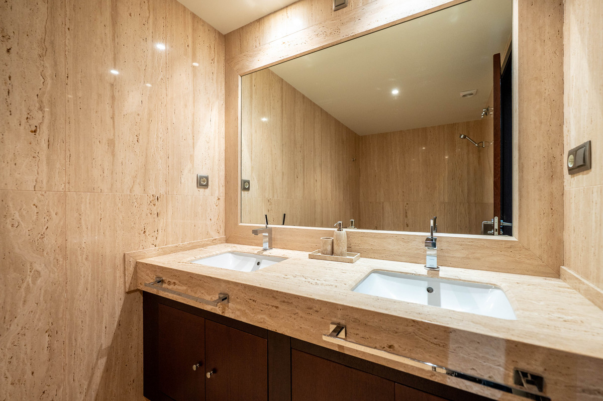 2 Bedroom Apartment in Marbella - Photo 22