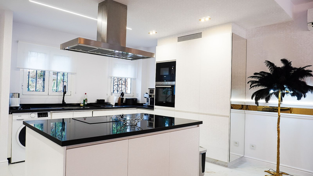 2 Bedroom Apartment in Marbella - Photo 3