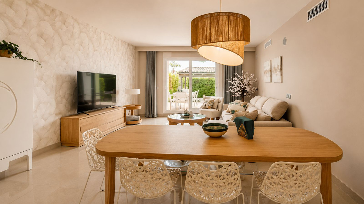 2 Bedroom Apartment in Estepona - Photo 10