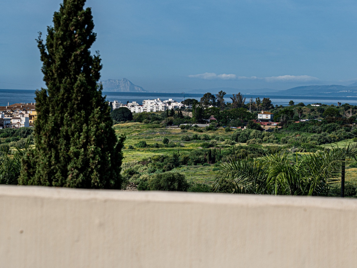 1 Bedroom Penthouse in Estepona - Photo 14