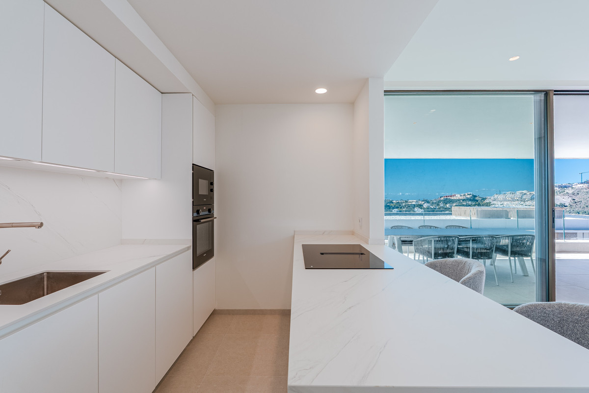 4 Bedroom Apartment in Benahavís - Photo 9