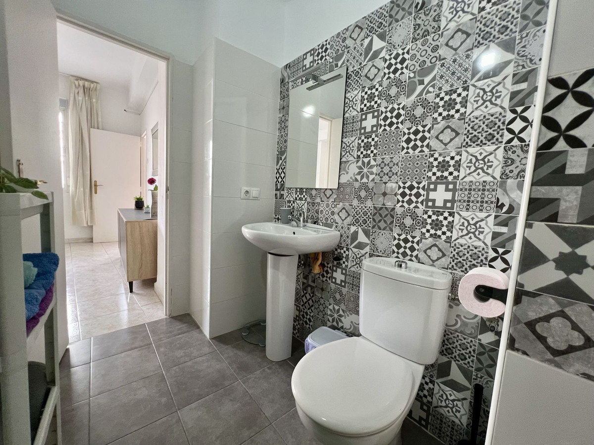 4 Bedroom Apartment in Málaga - Photo 16