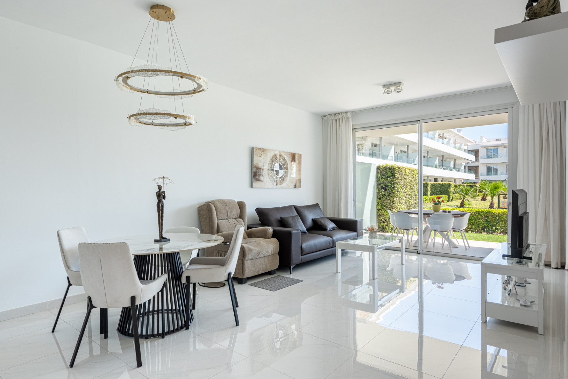 3 Bedroom Apartment in Estepona - Photo 3