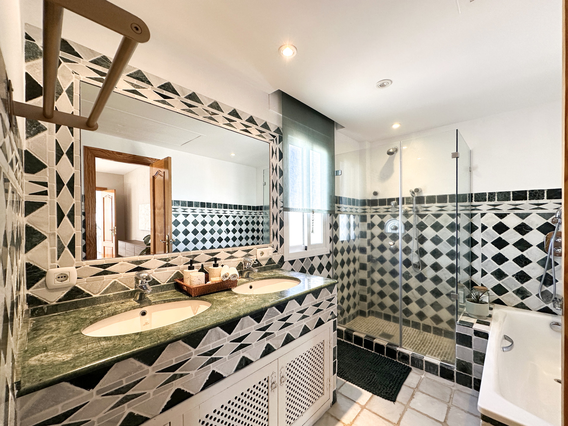 6 Bedroom Villa in Estepona - Photo 18