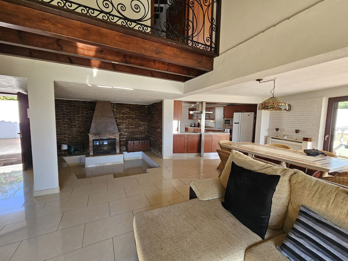 6 Bedroom Villa in Estepona - Photo 9