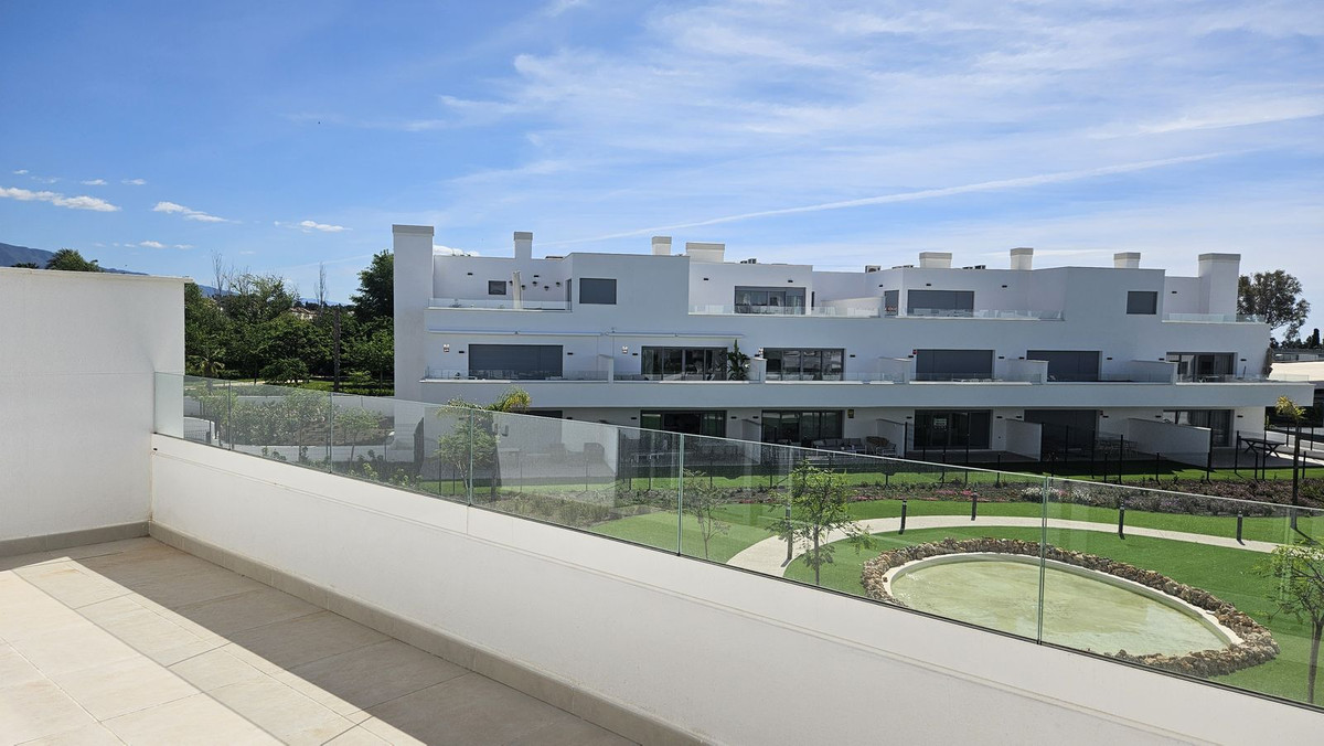 2 Bedroom Apartment in Estepona - Photo 3