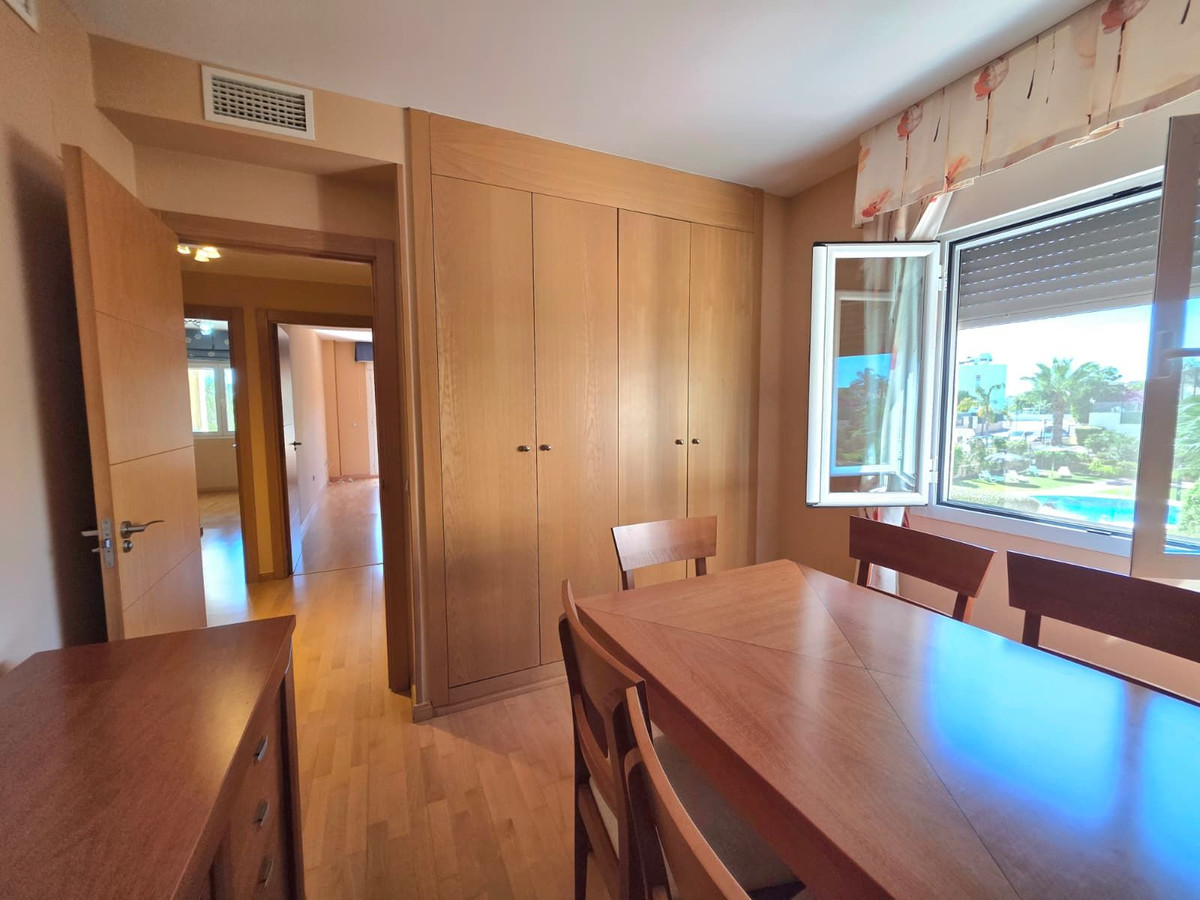 3 Bedroom Apartment in Estepona - Photo 16
