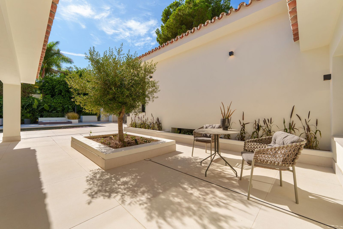 5 Bedroom Villa in Marbella - Photo 25