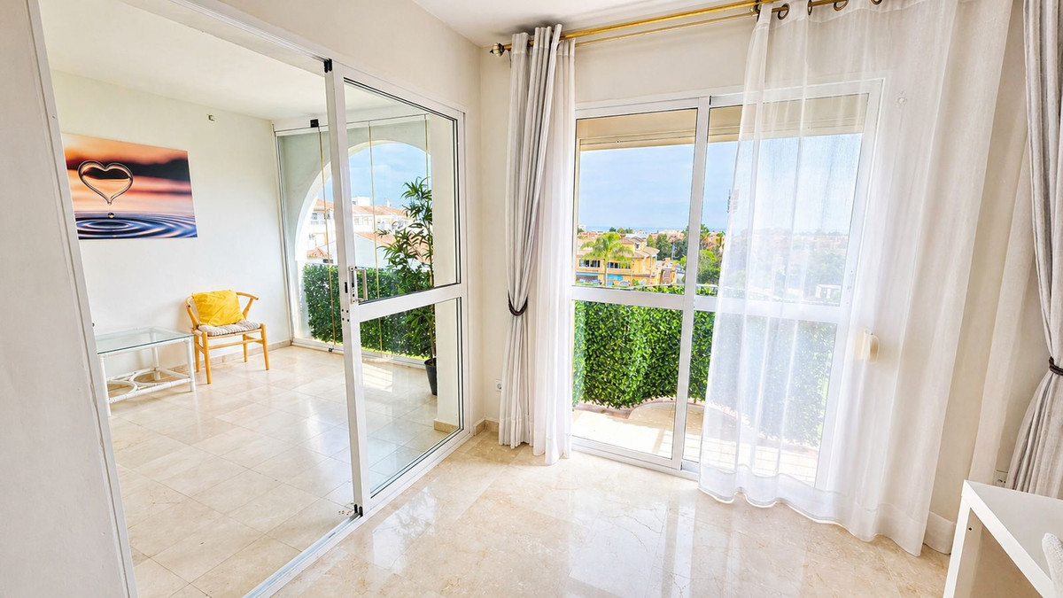 2 Bedroom Apartment in Estepona - Photo 13