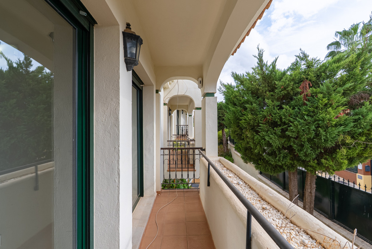 4 Bedroom Townhouse in Estepona - Photo 4