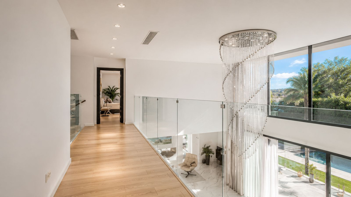 5 Bedroom Villa in Estepona - Photo 13