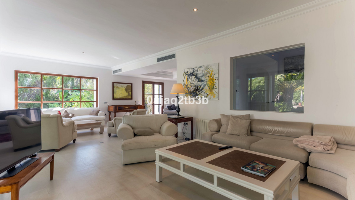 6 Bedroom Villa in San Pedro de Alcántara - Photo 20