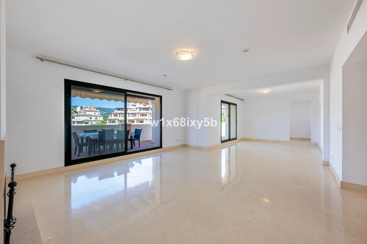 3 Bedroom Penthouse in Benahavís - Photo 6