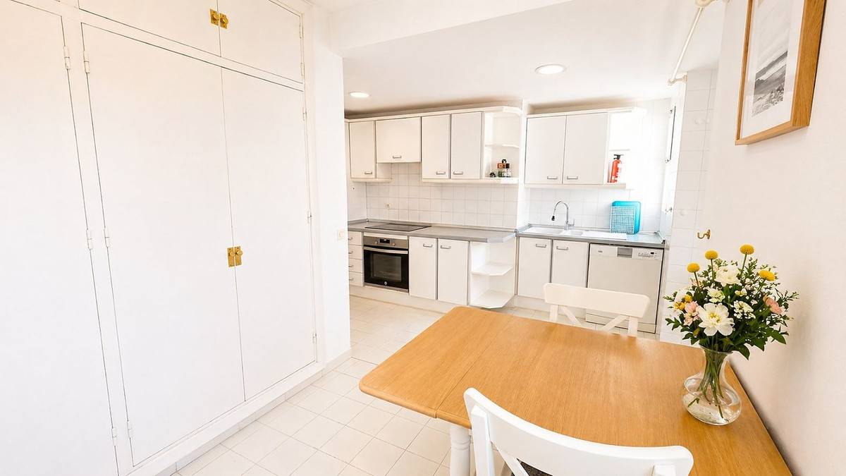 2 Bedroom Apartment in Estepona - Photo 29