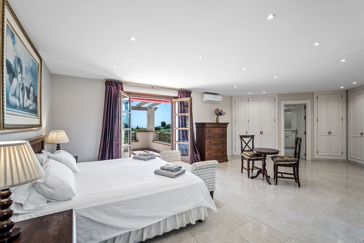 9 Bedroom Villa in Estepona - Photo 10