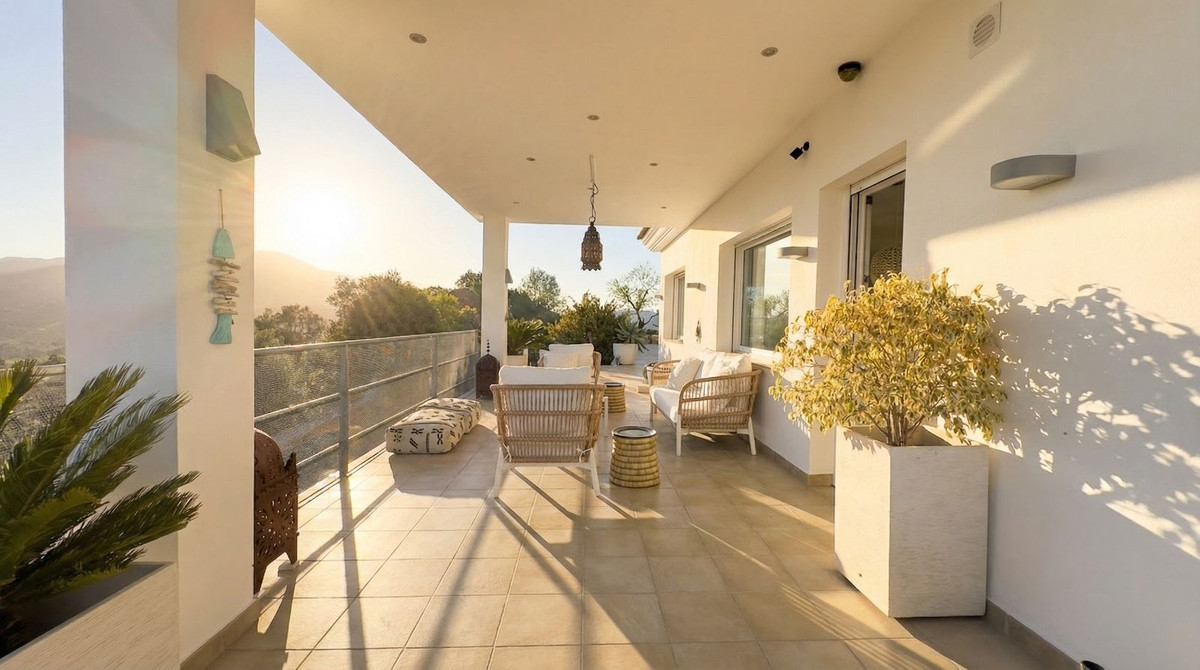 Chalet de 4 dormitorios con piscina en Málaga – Foto 13