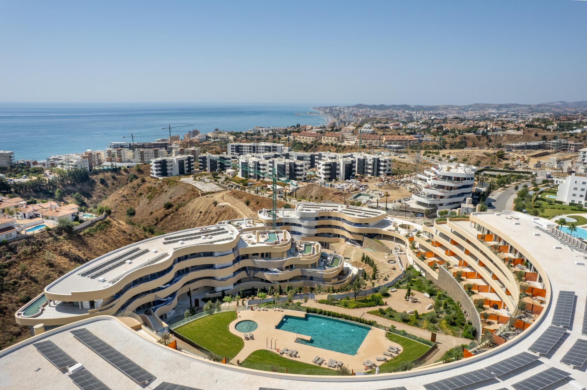 2 Bedroom Apartment in Fuengirola - Photo 2
