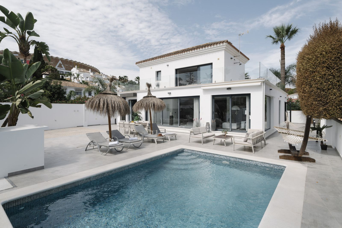 4 Bedroom Villa in Marbella - Photo 2