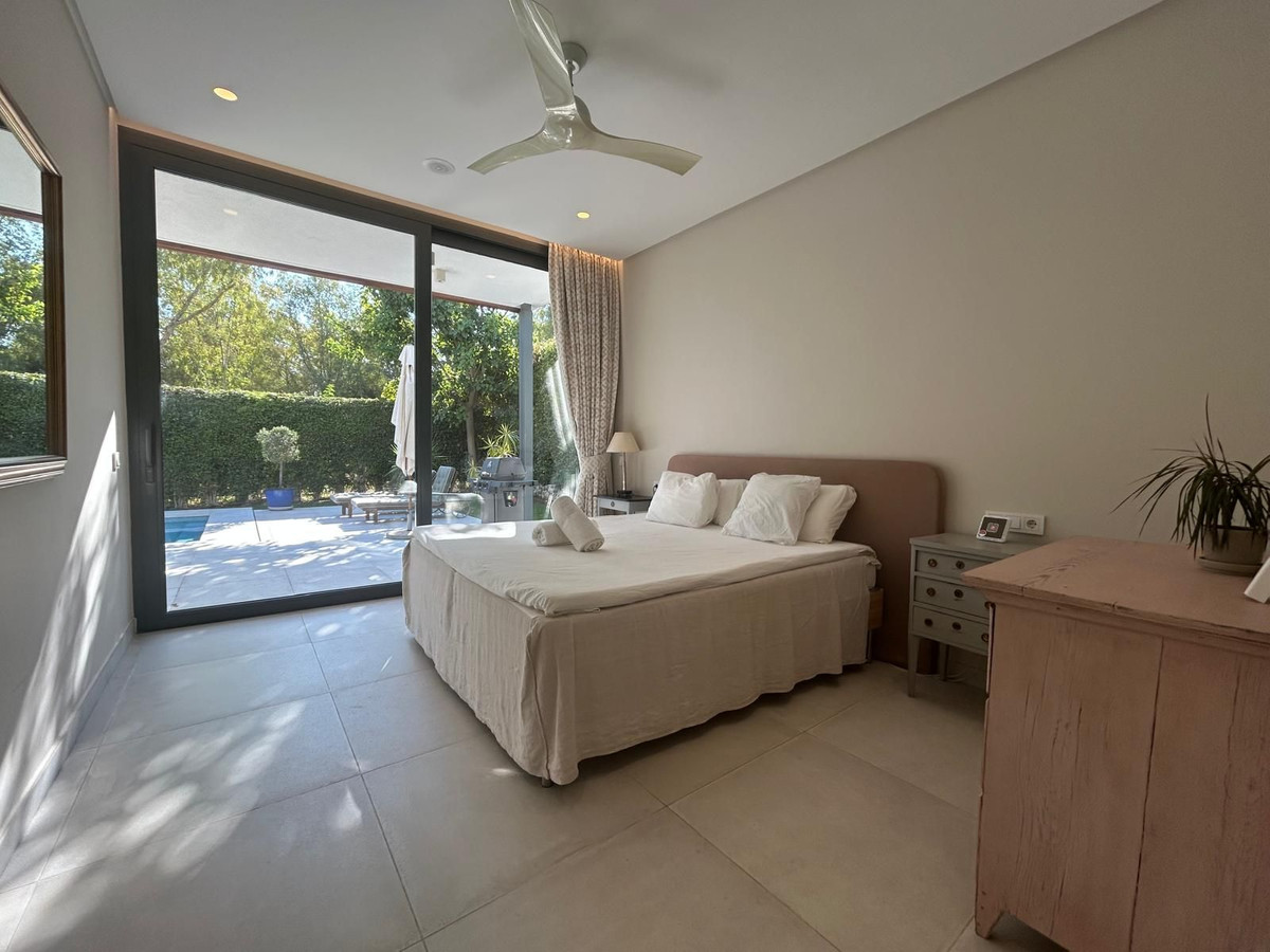4 Bedroom Villa in Estepona - Photo 11