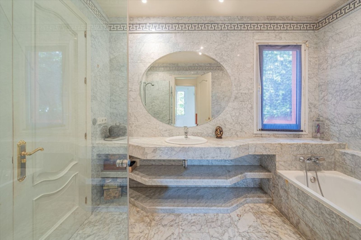 5 Bedroom Villa in Marbella - Photo 16