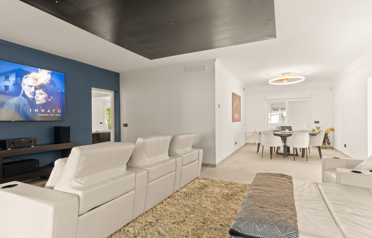 6 Bedroom Villa in Estepona - Photo 18