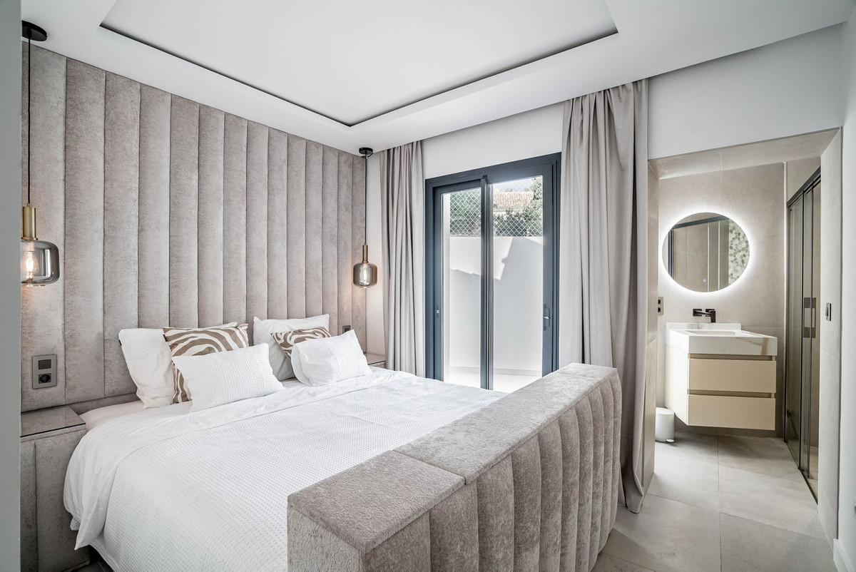 6 Bedroom Villa in Marbella - Photo 7