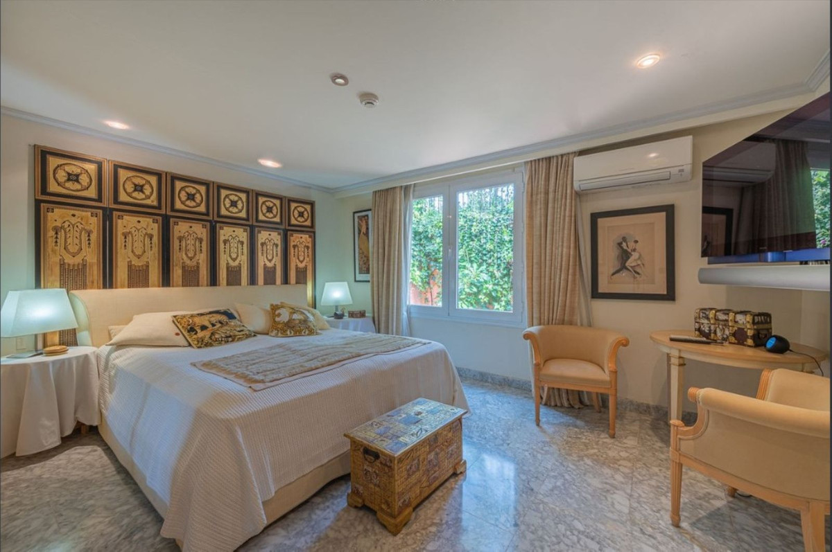 5 Bedroom Villa in Marbella - Photo 13