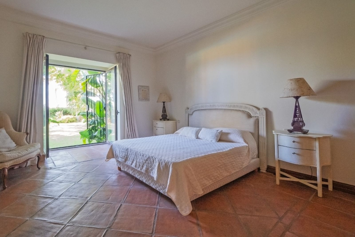 10 Bedroom Villa in Estepona - Photo 33