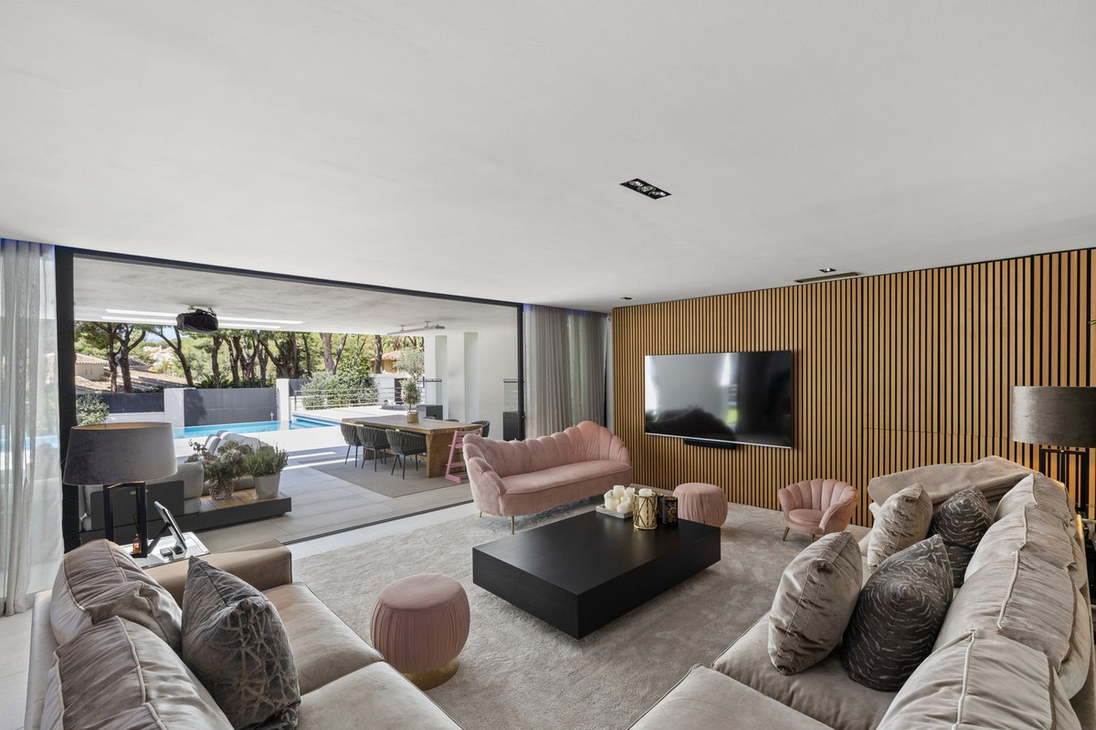 6 Bedroom Villa in Marbella - Photo 7
