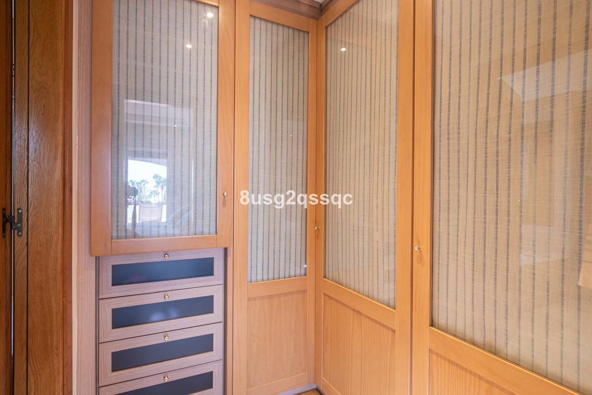 4 Bedroom Villa in Estepona - Photo 21