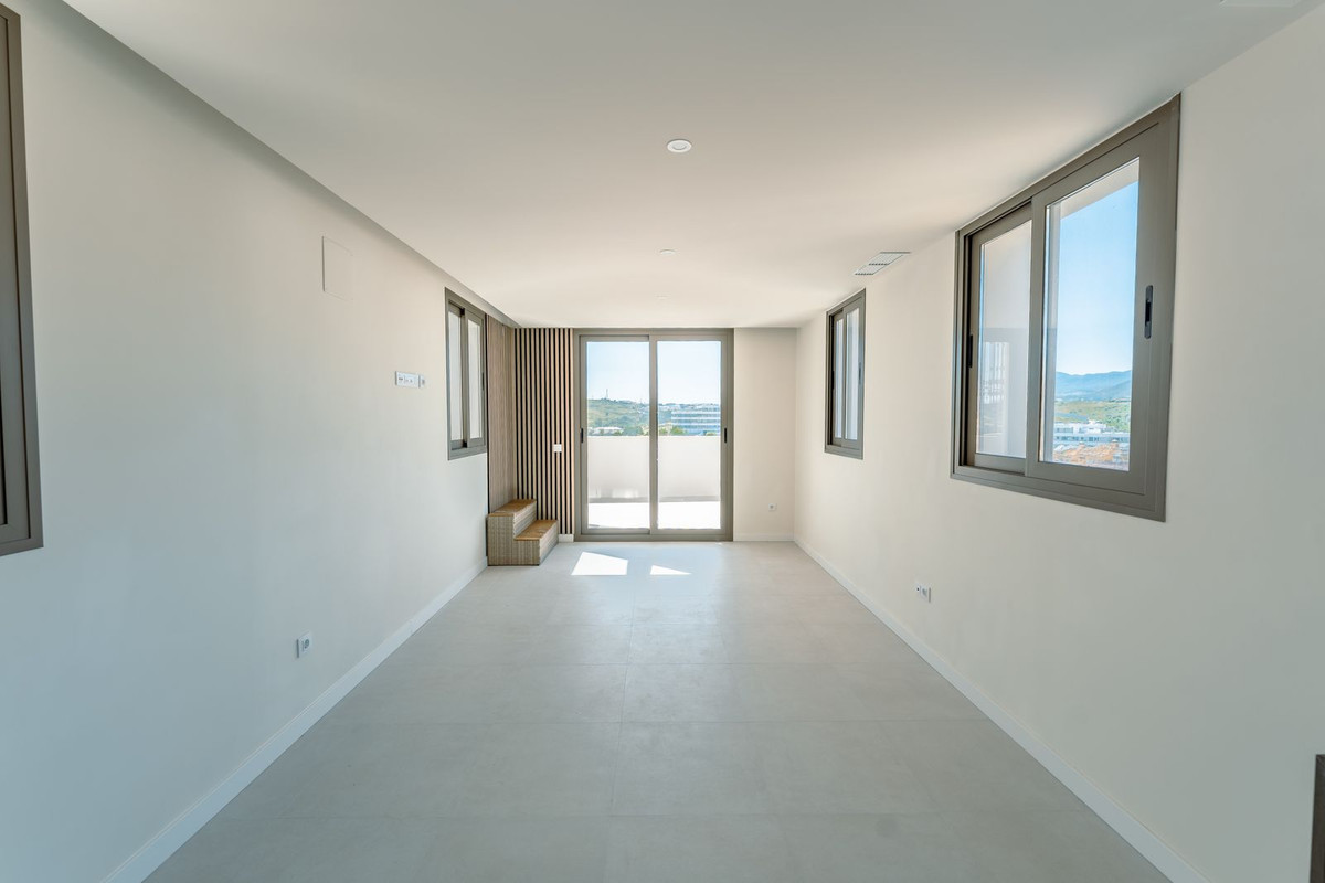 2 Bedroom Penthouse in Estepona - Photo 5