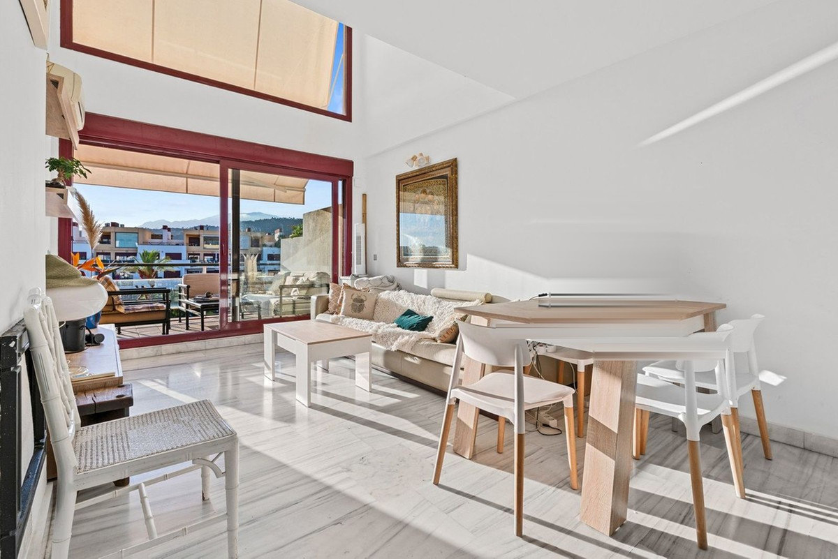 3 Bedroom Penthouse in Benahavís - Photo 5