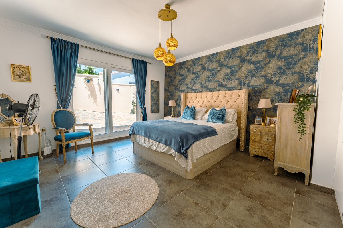 4 Bedroom Villa in Estepona - Photo 12