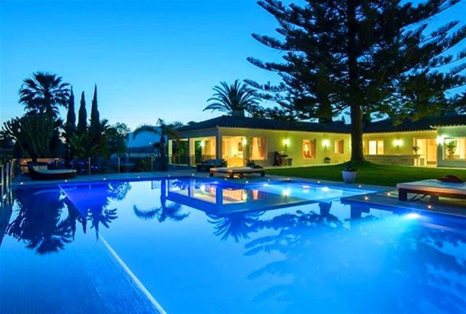 8 Bedroom Villa in Marbella - Photo 3