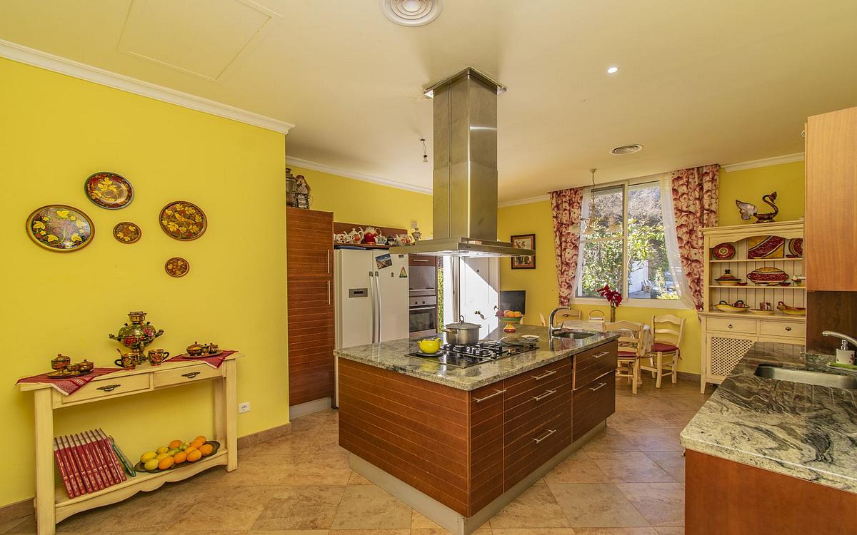 7 Bedroom Villa in Estepona - Photo 9