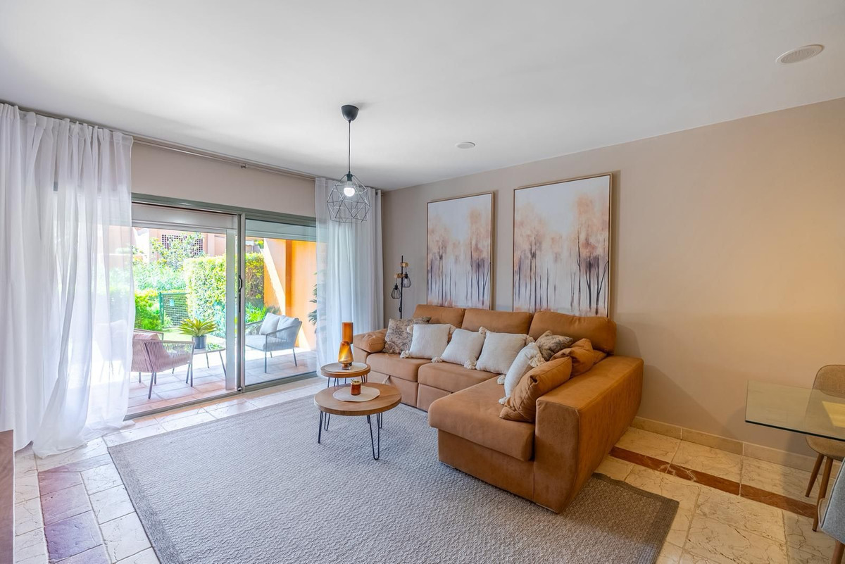 3 Bedroom Apartment in Estepona - Photo 8