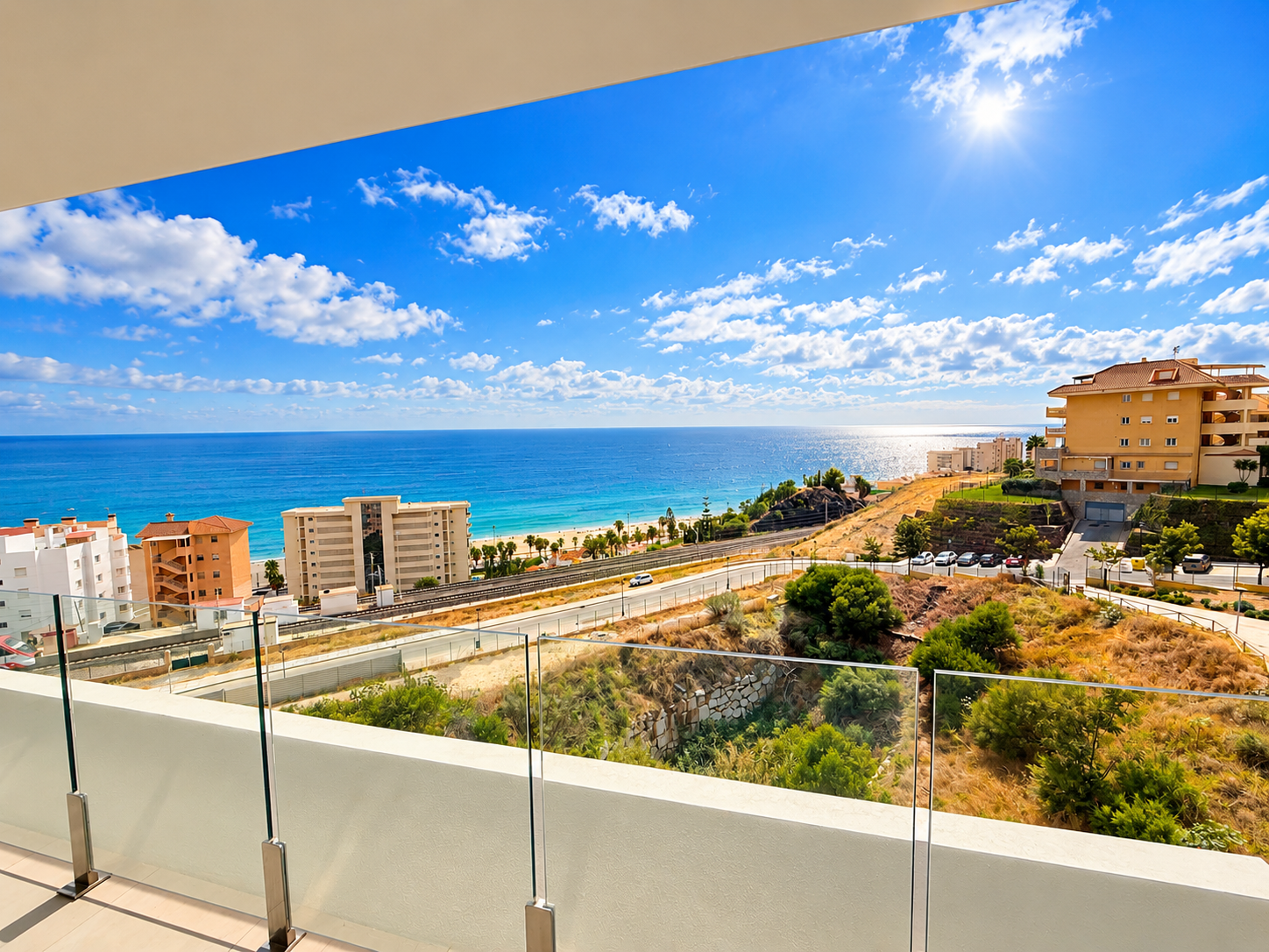 2 Bedroom Apartment in Benalmádena - Photo 2