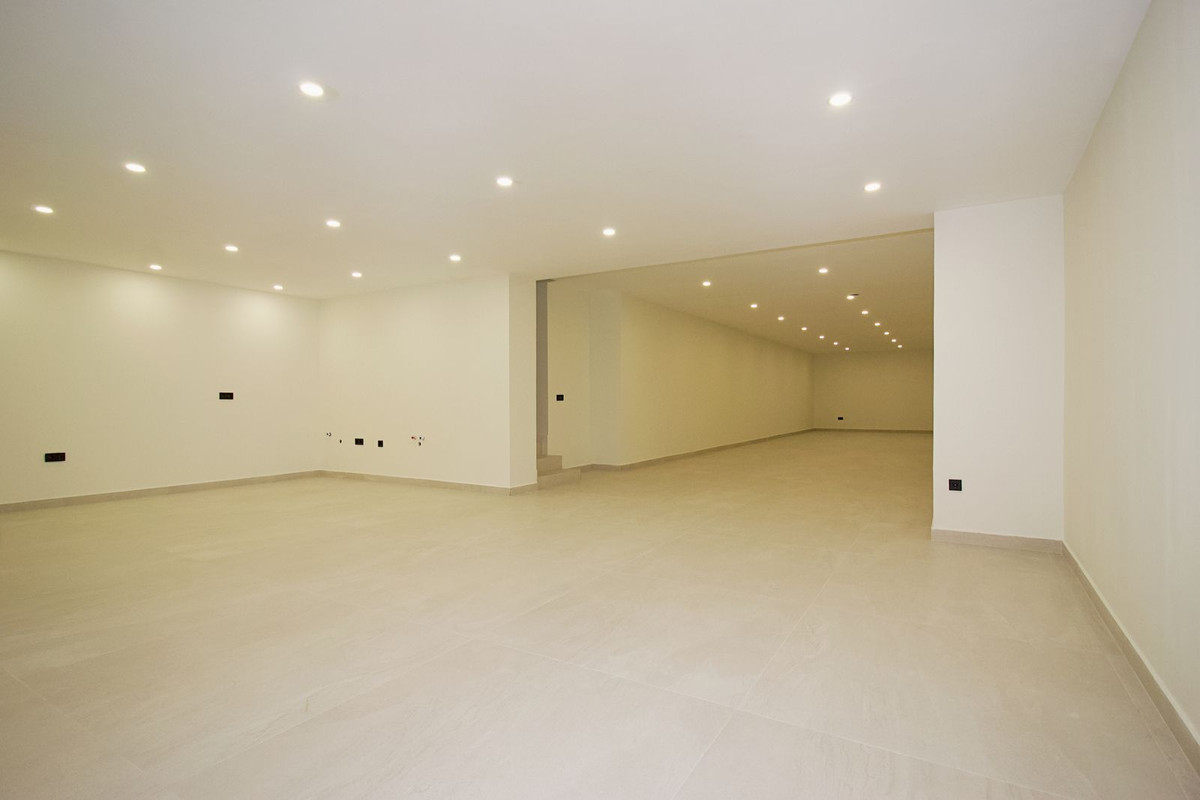 4 Bedroom Villa in Estepona - Photo 32