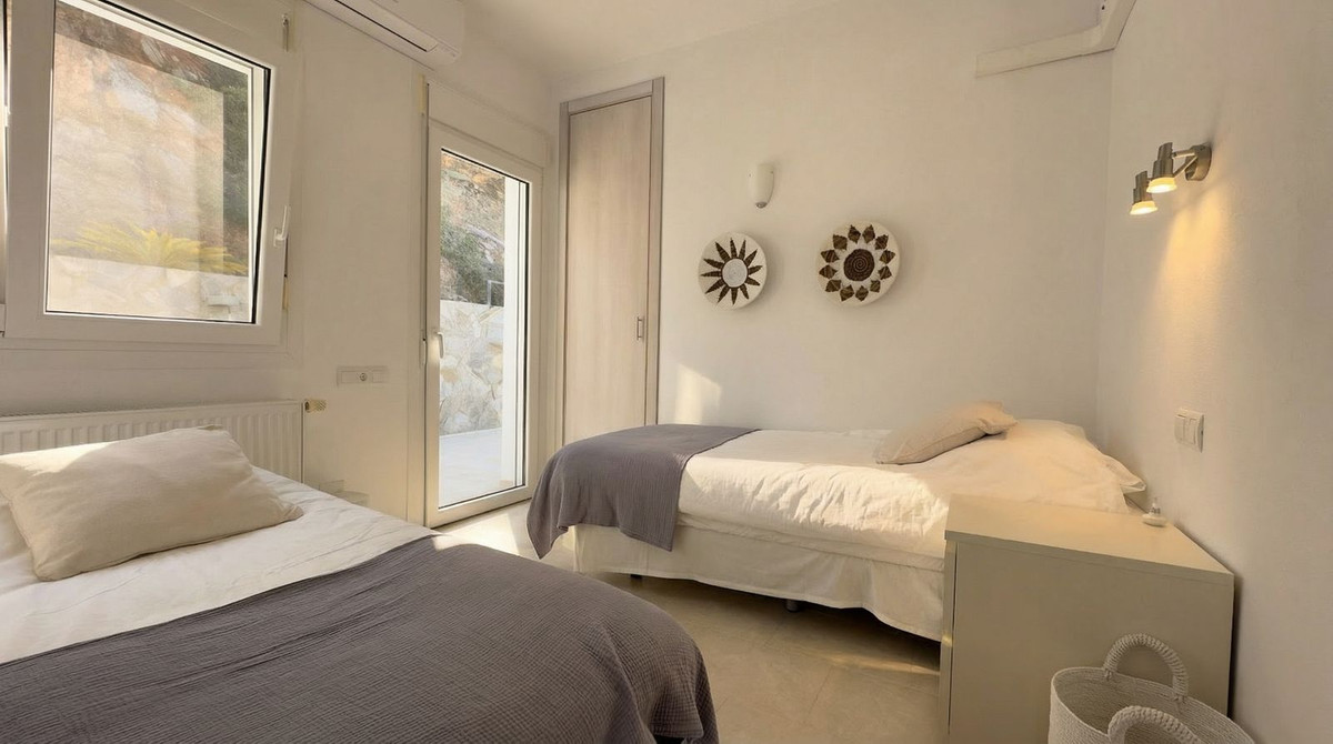 Chalet de 4 dormitorios con piscina en Málaga – Foto 10