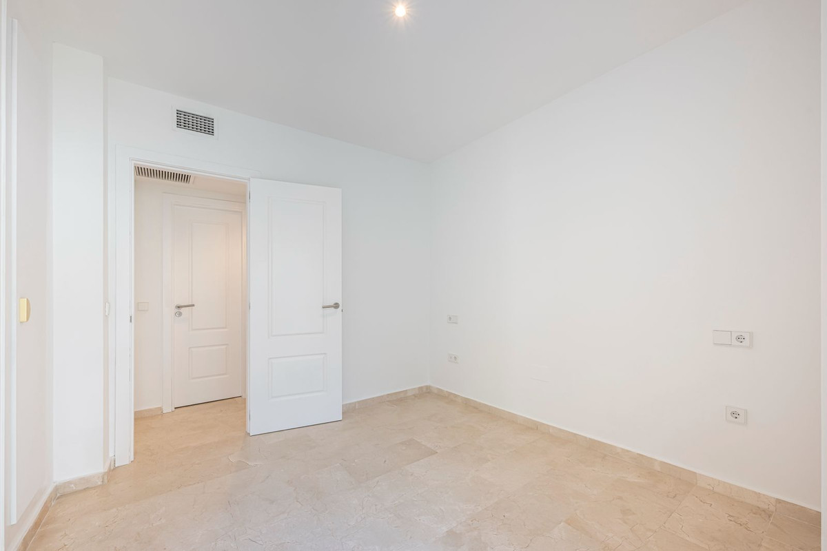 2 Bedroom Apartment in Estepona - Photo 17