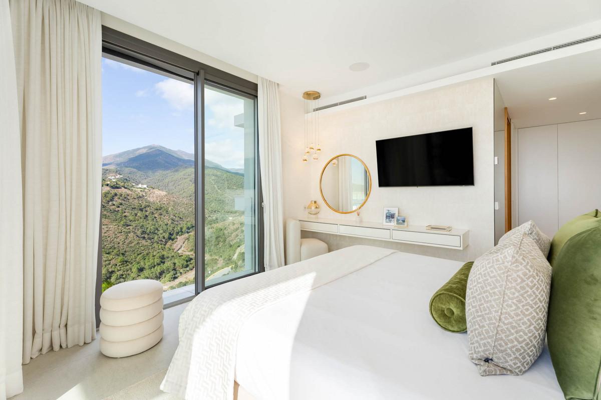 3 Bedroom Apartment in Benahavís - Photo 17