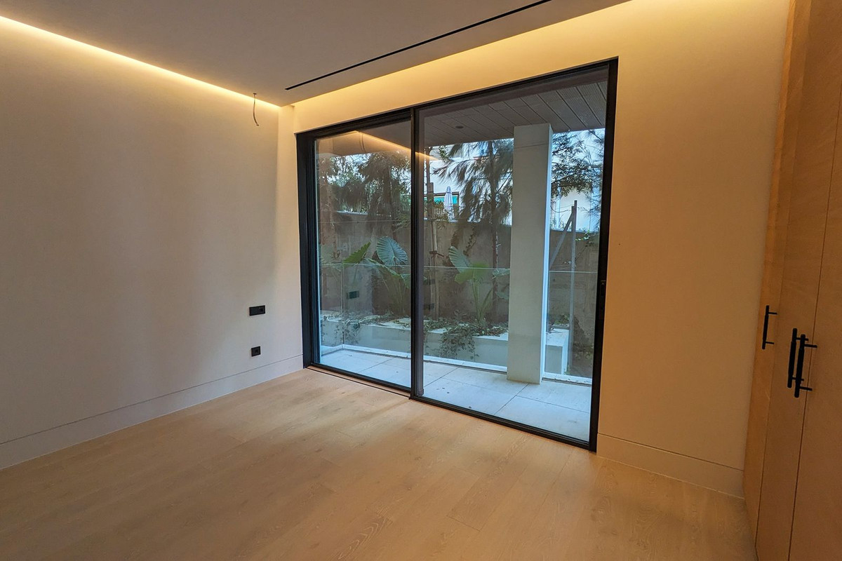4 Bedroom Apartment in Estepona - Photo 25