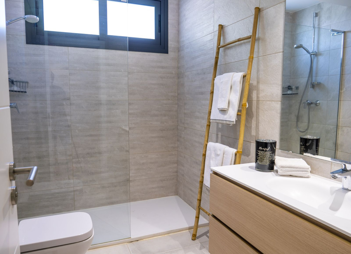 2 Bedroom Apartment in Estepona - Photo 13