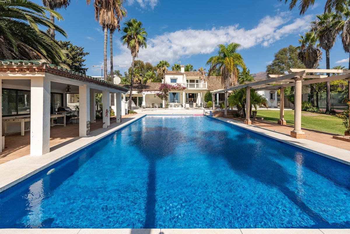 4 Bedroom Villa in Estepona - Photo 2