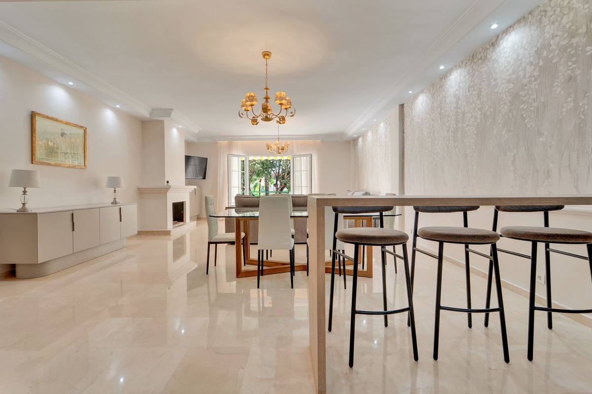 3 Bedroom Apartment in Estepona - Photo 5