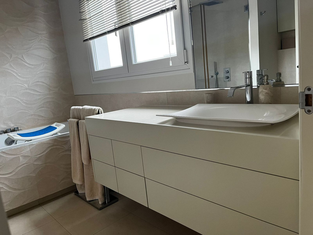 5 Bedroom Apartment in Marbella - Photo 12