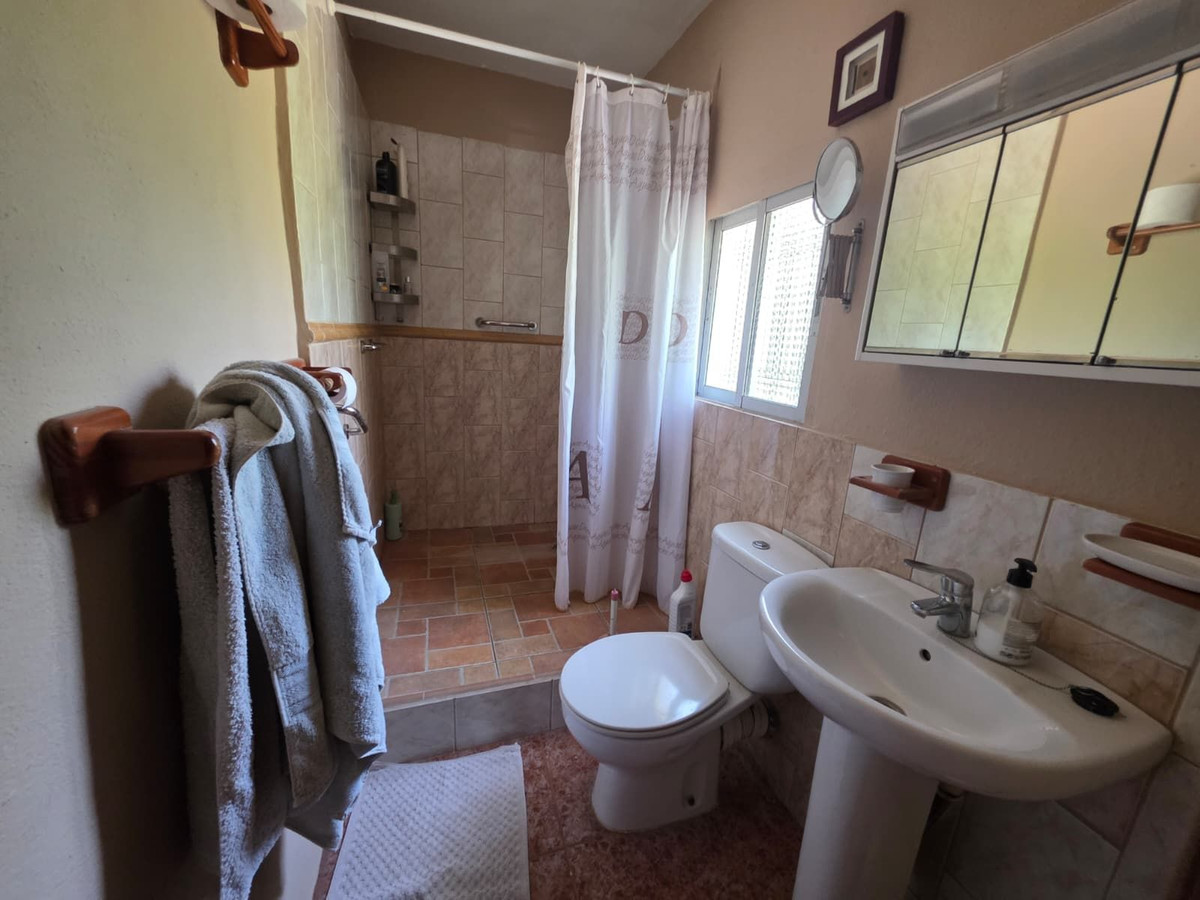 4 Bedroom Country house in Guaro - Photo 30