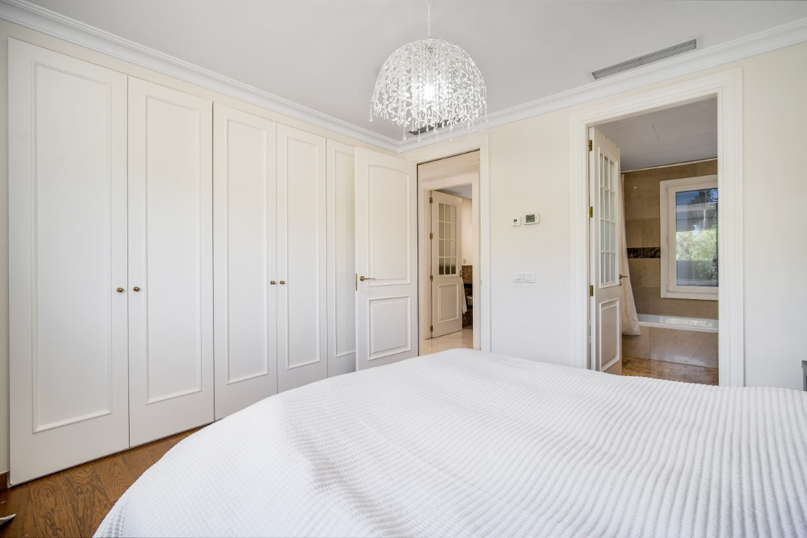 5 Bedroom Villa in Marbella - Photo 10